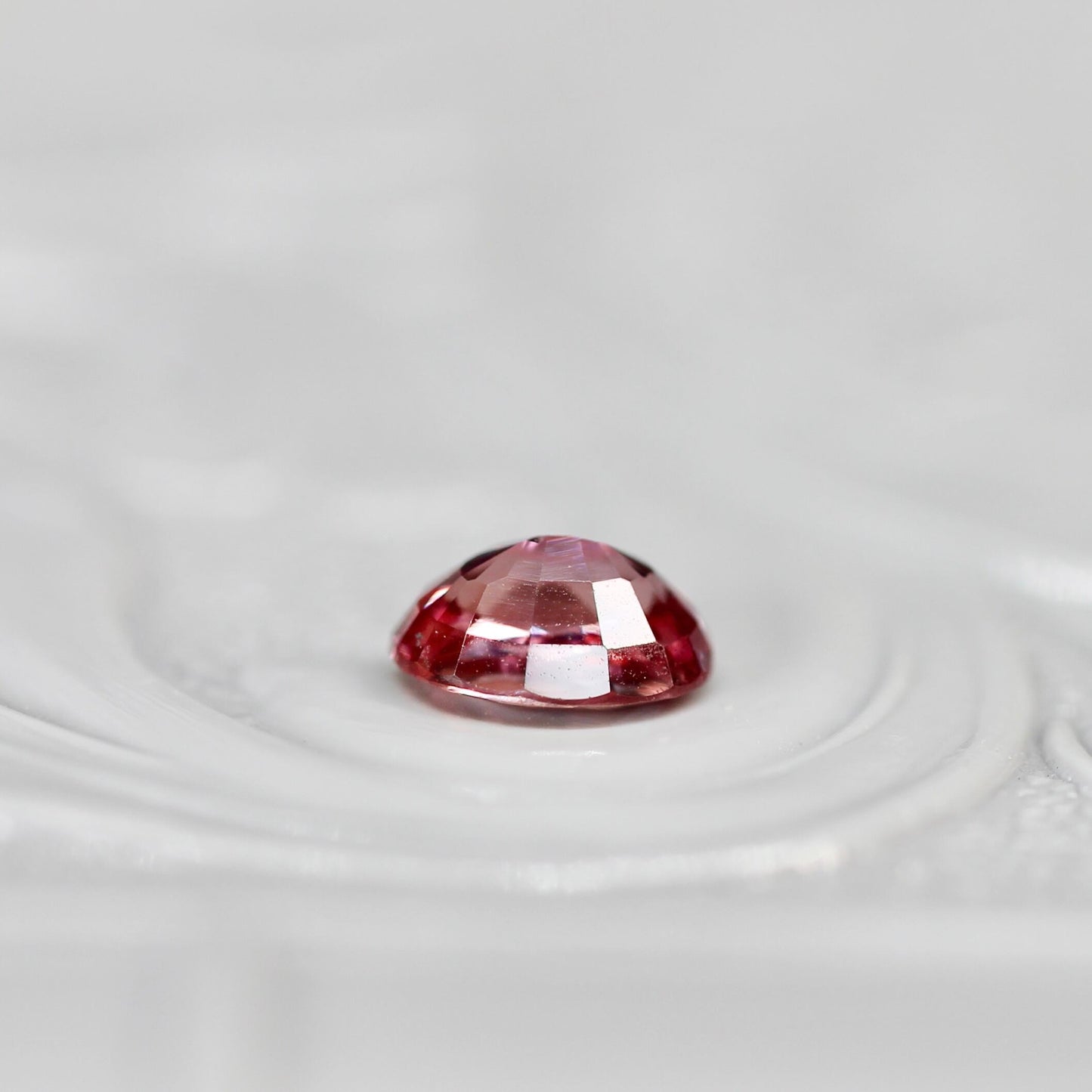 オーバルカット パパラチアサファイア 0.385ct  4.5mm×3.2mm×2.0mm ソーティング付き【MJ2580】