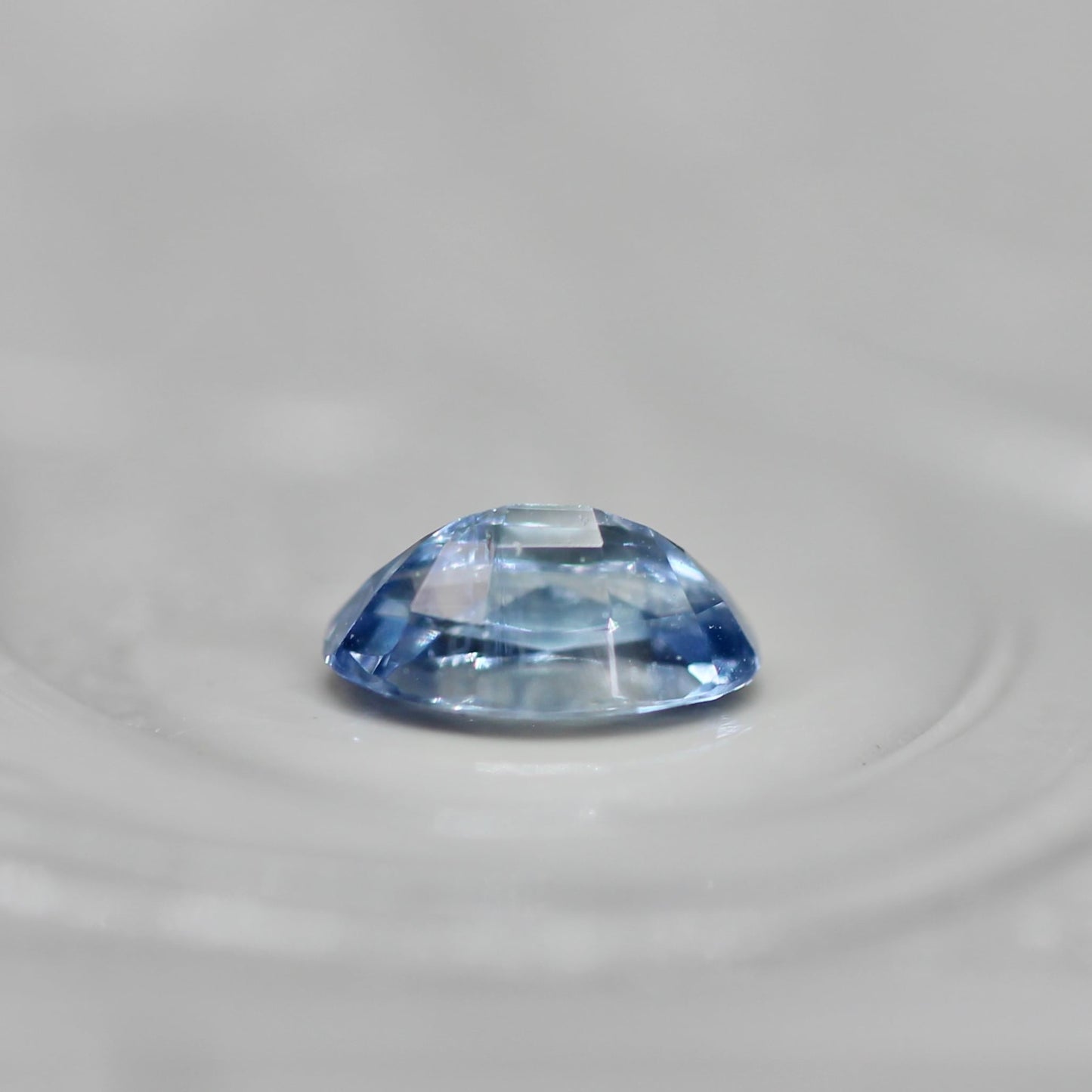 モンタナサファイア 0.27ct オーバルカット  4.9mm×2.9mm×2.2mm【MJ2734】