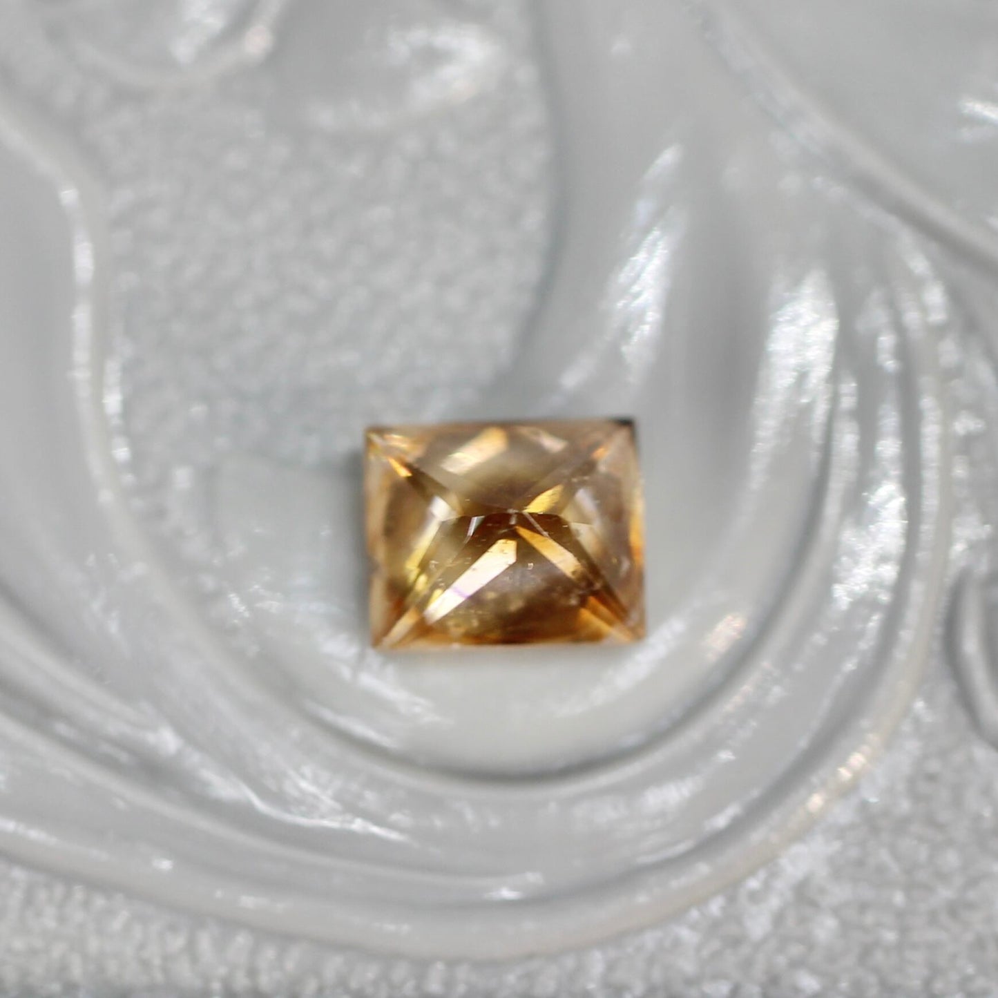 スクエアカット バイカラーキャシテライト 0.85ct 4.1mm×3.6mm×2.2mm【MJ2616】
