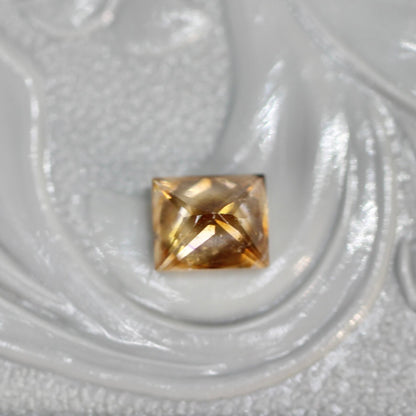 スクエアカット バイカラーキャシテライト 0.85ct 4.1mm×3.6mm×2.2mm【MJ2616】