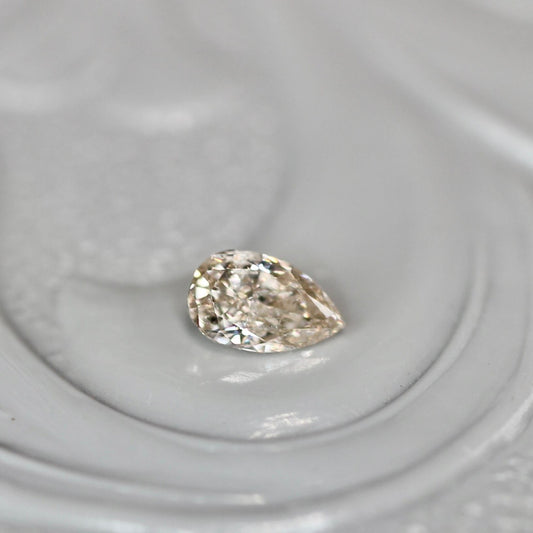 シャンパンブラウンダイヤモンド 0.09ct ペアシェイプカット  3.8mm×2.4mm×1.4mm【MJ2628】