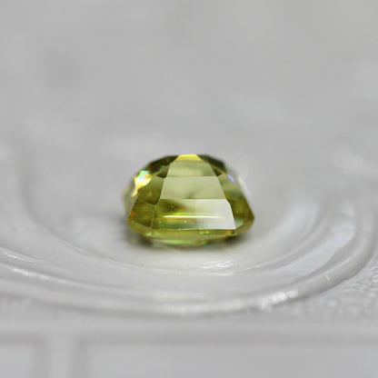 スフェーン 0.61ct ラディアントミックスカット 4.6mm×3.8mm×2.6mm【MJ2725】