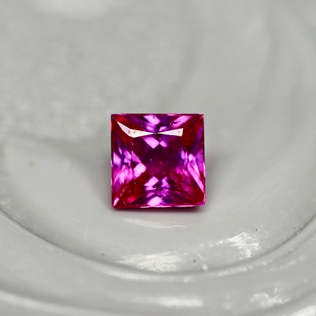 ルビー 0.11ct プリンセスカット  2.2mm×2.1mm×1.3mm【MJ2728】