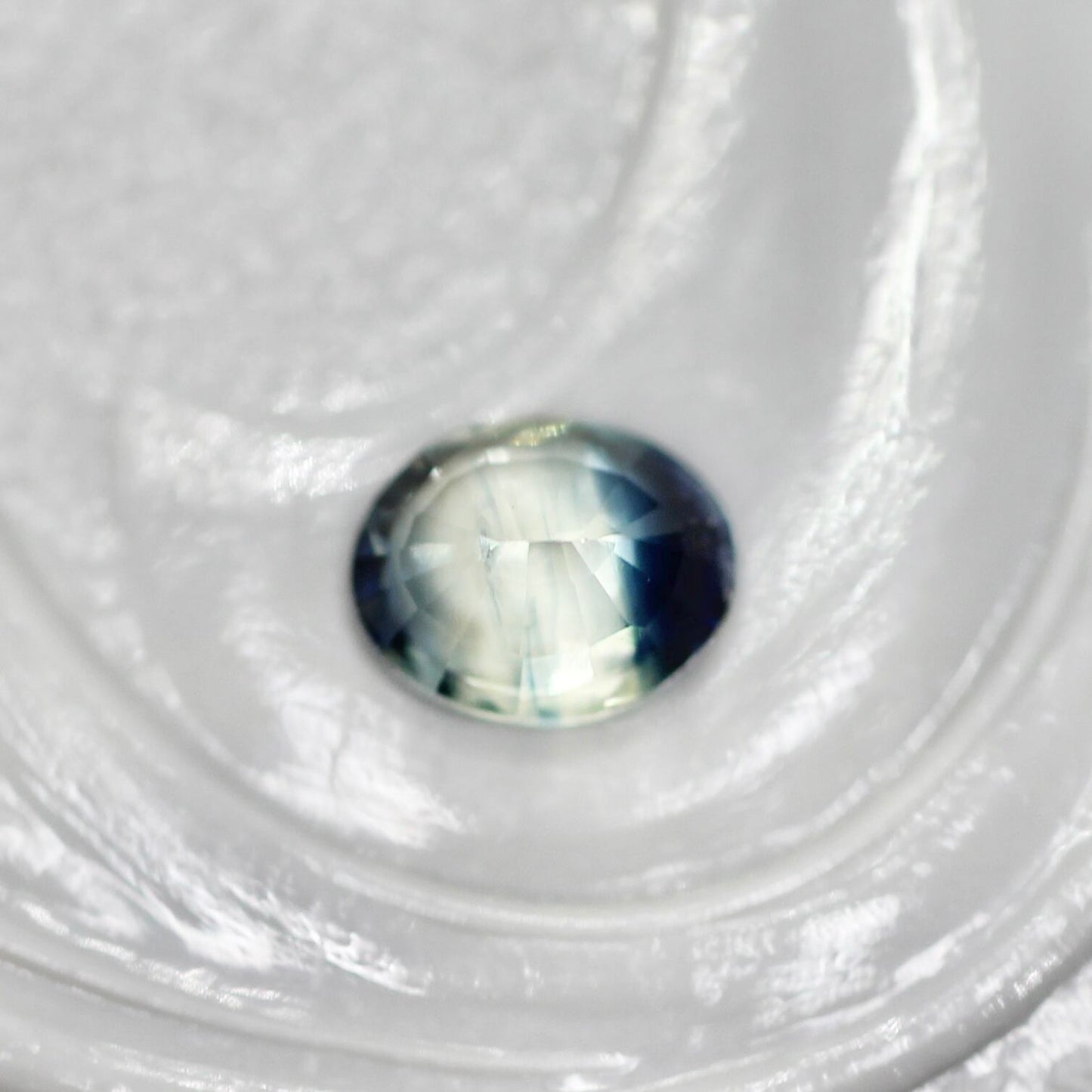 バイカラーサファイア 0.20ct オーバルカット 4.1mm×3.3mm×2.0mm【MJ2558】