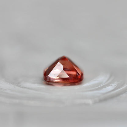 レッドラブラドライト 0.27ct クッションカット 4.4mm×4.3mm×2.7mm【MJ2695】