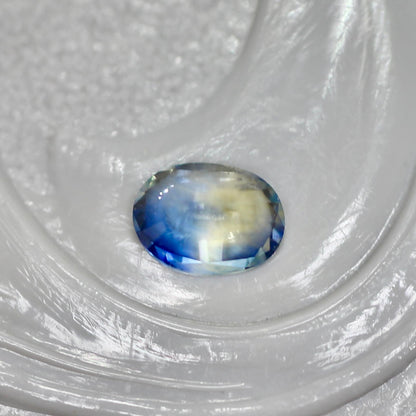 バイカラーサファイア 0.19ct オーバルカット 4.1mm×2.1mm×3.1mm【MJ2557】