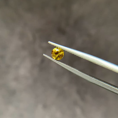 スフェーン 0.26ct ラウンドカット 4.0mm×4.0mm×2.6mm【MJ3085】