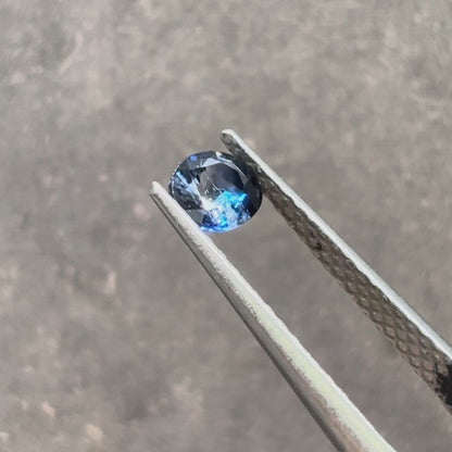 バイカラーサファイア 0.71ct オーバルカット 6.0mm×4.8mm×2.6mm【MJ3115】