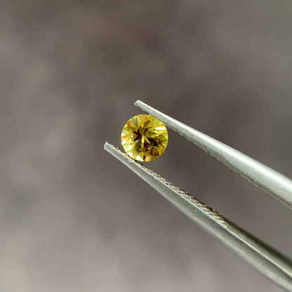 スフェーン 0.27ct ラウンドカット 3.9mm×3.9mm×2.7mm【MJ3086】