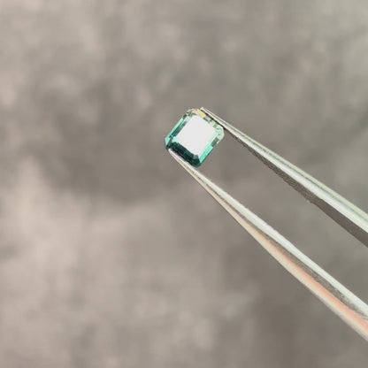 バイカラートルマリン 0.69ct エメラルドカット 4.9mm×4.3mm×3.5mm【MJ3143】