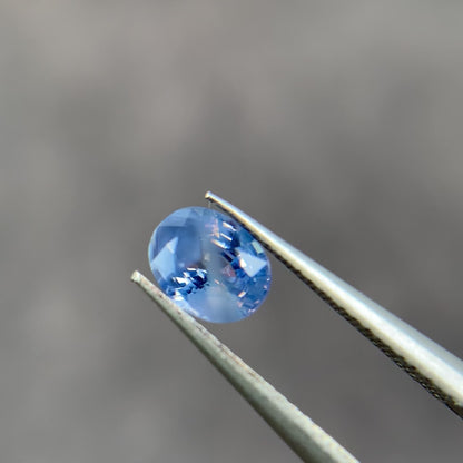 シルキー バイカラーサファイア 0.70ct オーバルカット 5.7mm×4.4mm×3.1mm【MJ3058】