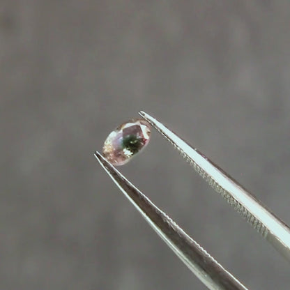 バイカラートルマリン 0.25ct オーバルカット 5.0mm×3.1mm×2.1mm【MJ3099】
