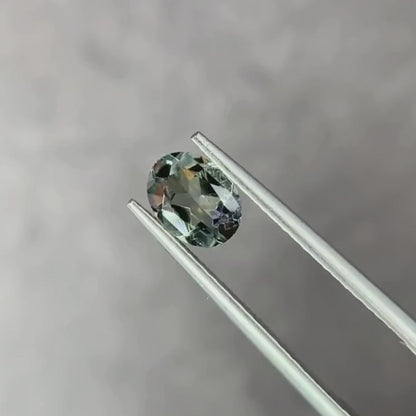 バイカラーゾイサイト 0.94ct オーバルカット 6.9mm×5.3mm×3.3mm【MJ2903】
