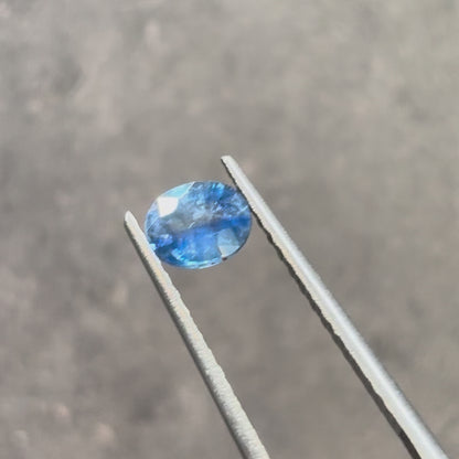 バイカラーサファイア 0.67ct オーバルカット 5.8mm×4.8mm×2.7mm【MJ3114】
