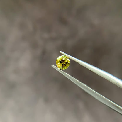 スフェーン 0.27ct ラウンドカット 4.0mm×4.0mm×2.7mm【MJ3081】