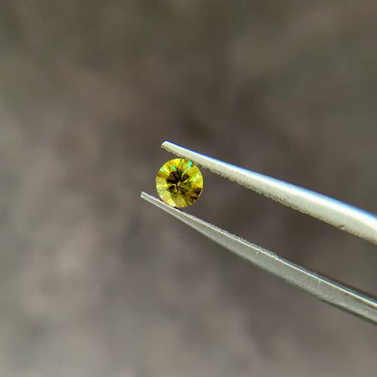 スフェーン 0.22ct ラウンドカット 3.8mm×3.8mm×2.4mm【MJ3084】