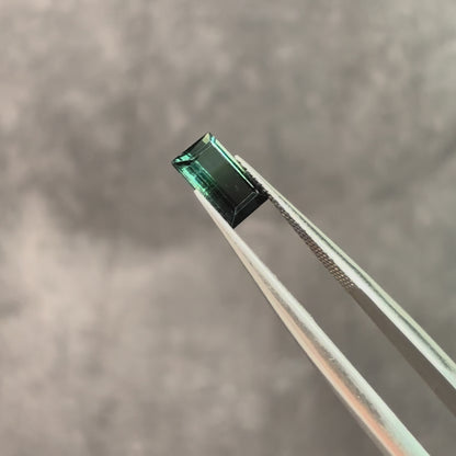 バイカラートルマリン 0.92ct スクエアカット 7.5mm×4.3mm×2.9mm【MJ3142】
