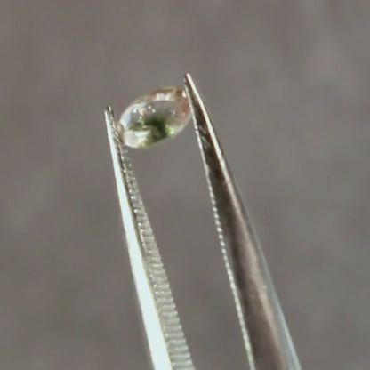 イリデッセンス入り バイカラートルマリン 0.21ct オーバルカット 4.8mm×2.9mm×2.0mm【MJ3097】