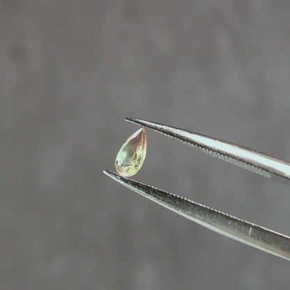 バイカラートルマリン 0.18ct ペアシェイプカット 5.3mm×3.2mm×1.7mm【MJ3102】