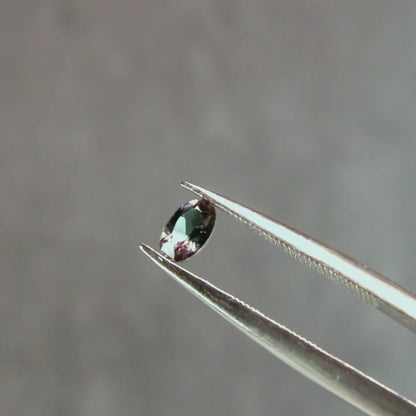 バイカラートルマリン 0.33ct ペアシェイプカット 5.8mm×3.9mm×2.3mm【MJ3088】