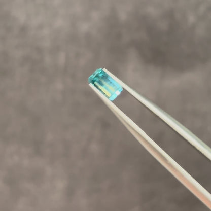 バイカラートルマリン 0.72ct エメラルドカット 6.7mm×3.7mm×3.0mm【MJ3138】