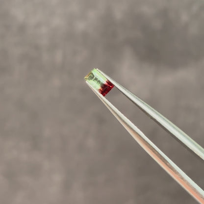バイカラートルマリン 0.28ct スクエアカット 5.2mm×2.8mm×2.0mm【MJ3136】