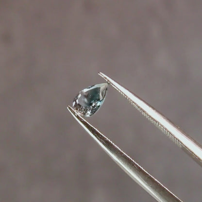 バイカラートルマリン 0.33ct ペアシェイプカット 5.7mm×4.0mm×2.2mm【MJ3092】