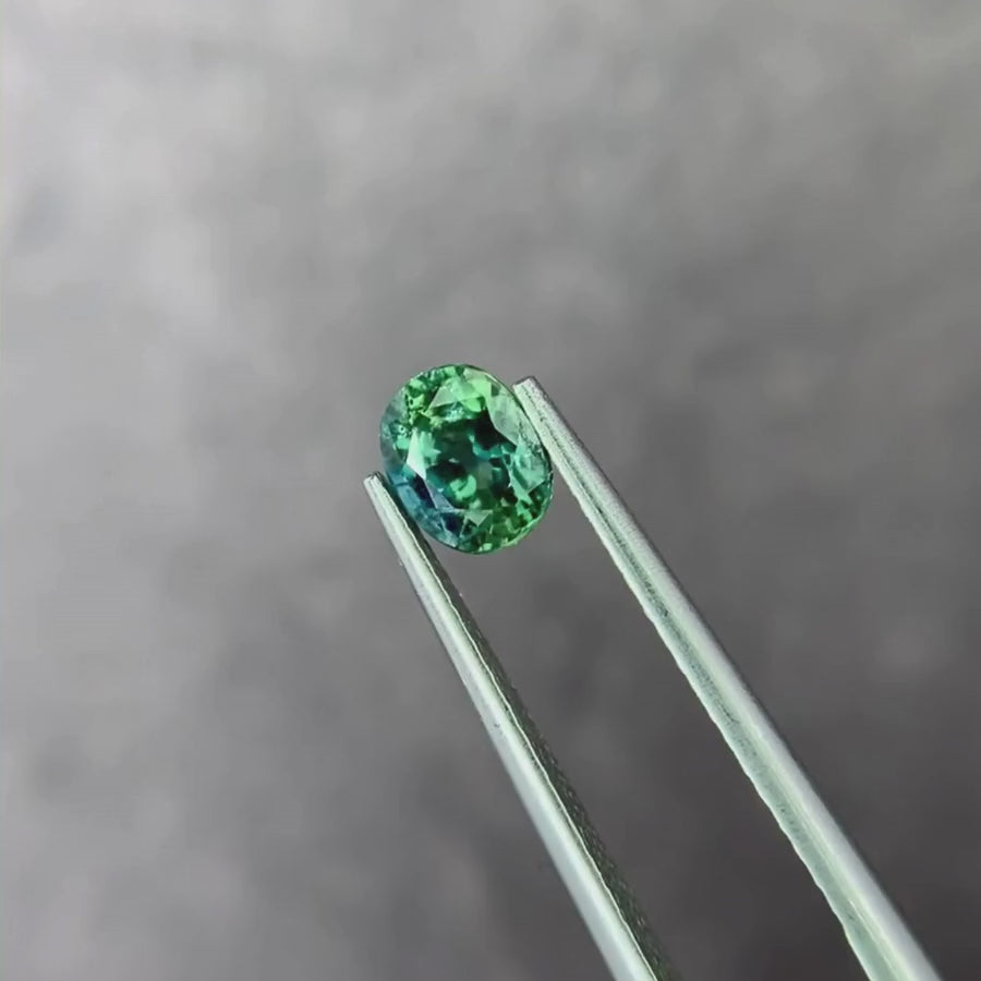 バイカラーサファイア 1.09ct オーバルカット 6.2mm×5.1mm×3.8mm