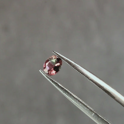 バイカラートルマリン 0.37ct オーバルカット 4.9mm×3.6mm×2.6mm【MJ3096】