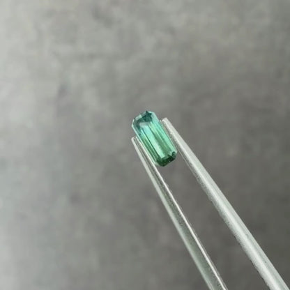 バイカラートルマリン 0.22ct  エメラルドカット 5.4mm×2.4mm×1.8mm【MJ3014】