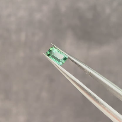 シーフォームトルマリン 0.66ct エメラルドカット 6.2mm×3.7mm×3.0mm【MJ3126】