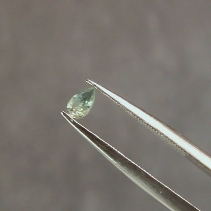 バイカラートルマリン 0.19ct ペアシェイプカット 4.6mm×2.9mm×2.2mm【MJ3098】