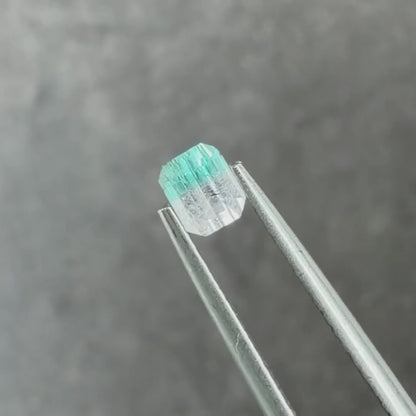 バイカラートルマリン 0.35ct  エメラルドカット 4.3mm×3.5mm×2.8mm【MJ3019】