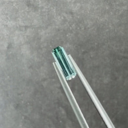 バイカラートルマリン 0.38ct  エメラルドカット 7.3mm×2.6mm×2.1mm【MJ3022】
