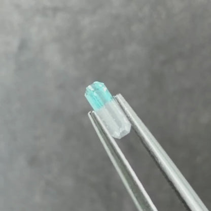 バイカラートルマリン 0.12ct  エメラルドカット 5.3mm×1.9mm×1.4mm【MJ3016】