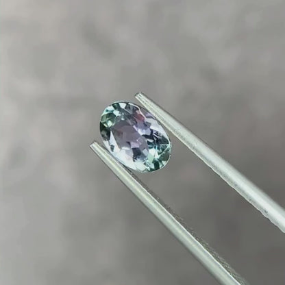 バイカラーゾイサイト 0.74ct オーバルカット 6.9mm×4.9mm×3.2mm 【MJ2902】