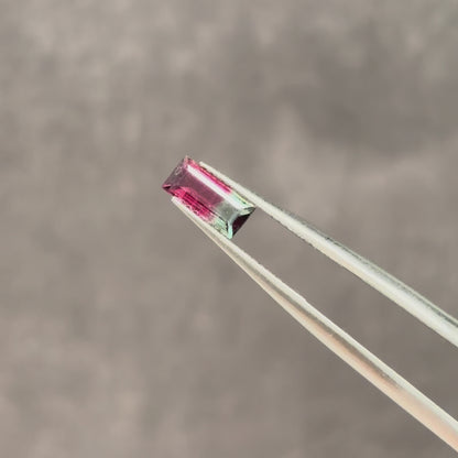 バイカラートルマリン 0.56ct スクエアカット 7.5mm×3.4mm×2.3mm【MJ3137】