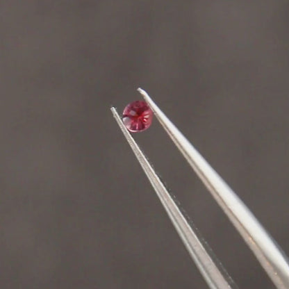 バイカラーサファイア 0.08ct ラウンドカット 2.6mm×2.6mm×1.6mm【MJ2991】