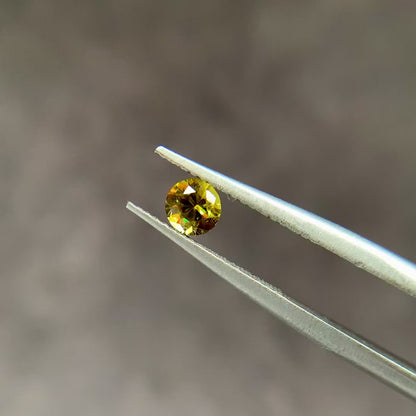 スフェーン 0.23ct ラウンドカット 3.9mm×3.9mm×2.5mm【MJ3082】